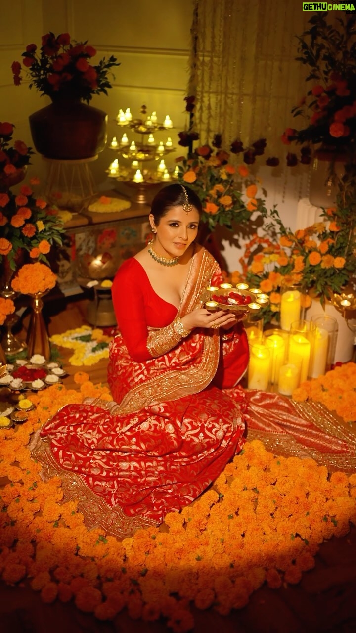 Natasha Luthra Instagram - Celebrating Diwali with Nisara Beauty’s enchanting scents! ✨ Expertly crafted by Master Perfumers with 30+ years of experience. Currently obsessed with Girl Boss – a floral and woody masterpiece!💖 Their Eau De Parfums, Body Mists, and Gift sets start at just INR 585/-. 🎁 Use code “NATASHA15” for an extra 15% off. Happy Diwali! 🪔 Pink saree @gopivaiddesigns Red saree @premyabymanishii Jewelery @finesilverjewels_rj Decor by @thedirections_bymtm #NisaraBeauty #LuxuryForAll #fragrancegamechanger