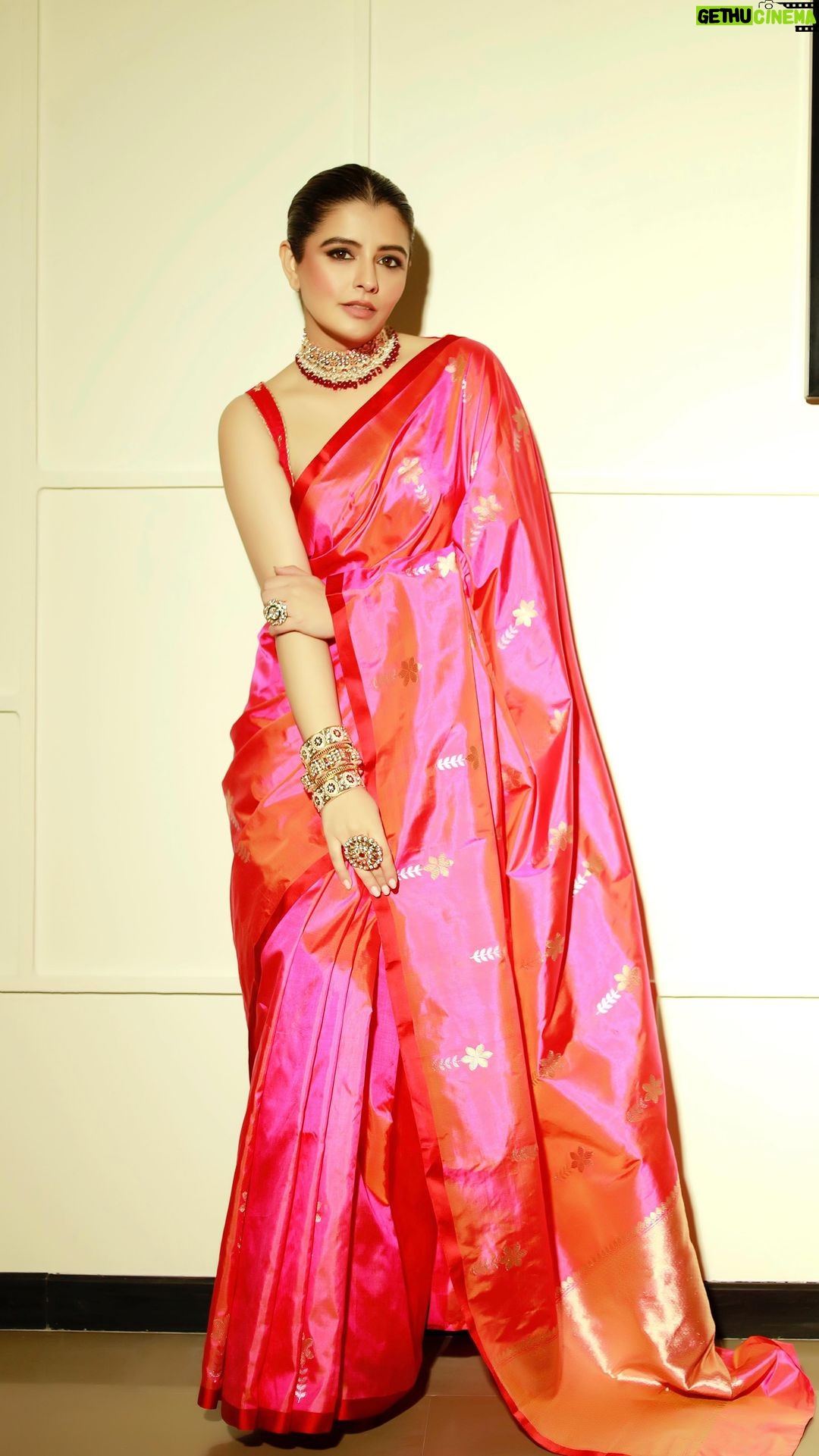 Natasha Luthra Instagram - Happy Dusshera ! There is something about a silk saree , love the sheer opulence of craftsmanship & luxury of this @gulatieditions handwoven silk saree. Jewelry @sonisapphire Glam @jagritiglammakeup Hair @hairby_nitin Shot by @d.4dc #gulatieditions #gulatieditionsfamily #festivesaree AD