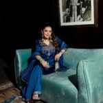 Natasha Luthra Instagram - Crushing on this color this festive season 💙 The new collection of @aarkeritukumar is stunning . It’s available in stores & online 🥰 Shot by @iris.filmss Hair @hairby_nitin #Aarkè #AarkèFW23