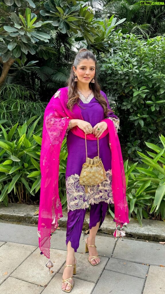 Natasha Luthra Instagram - Kicking off the festive season in this gorgeous @surabhiaryaofficial outfit 💜💖 Jewelery @lotussuutrajewelry