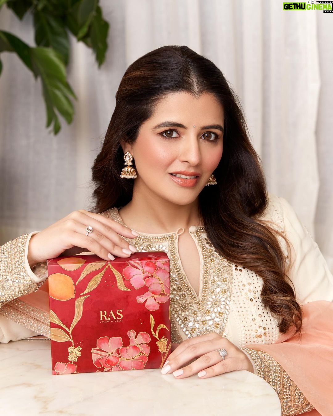Natasha Luthra Instagram - I am so excited to share my @rasluxuryoils favourites this season! A brand that I’ve been using for years now, their 24k Gold Radiance Face Elixir is legendary! ✨💫 Join me as we celebrate the season with their #FestiveReadySale that starts tonight and goes on till the 19th of October. Psst, they’re giving away something special with every single order! Can’t decide what to get (I know, they have some amazing things and choosing can be tough!) Here’s what I suggest: Their 24k Gold Face Gel Serum Their Super Recharge Bakuchiol Night Cream Their elixir (of course!) and their vibrating face massager (a new favourite) I couldn’t pick just one! Sorry!☺️