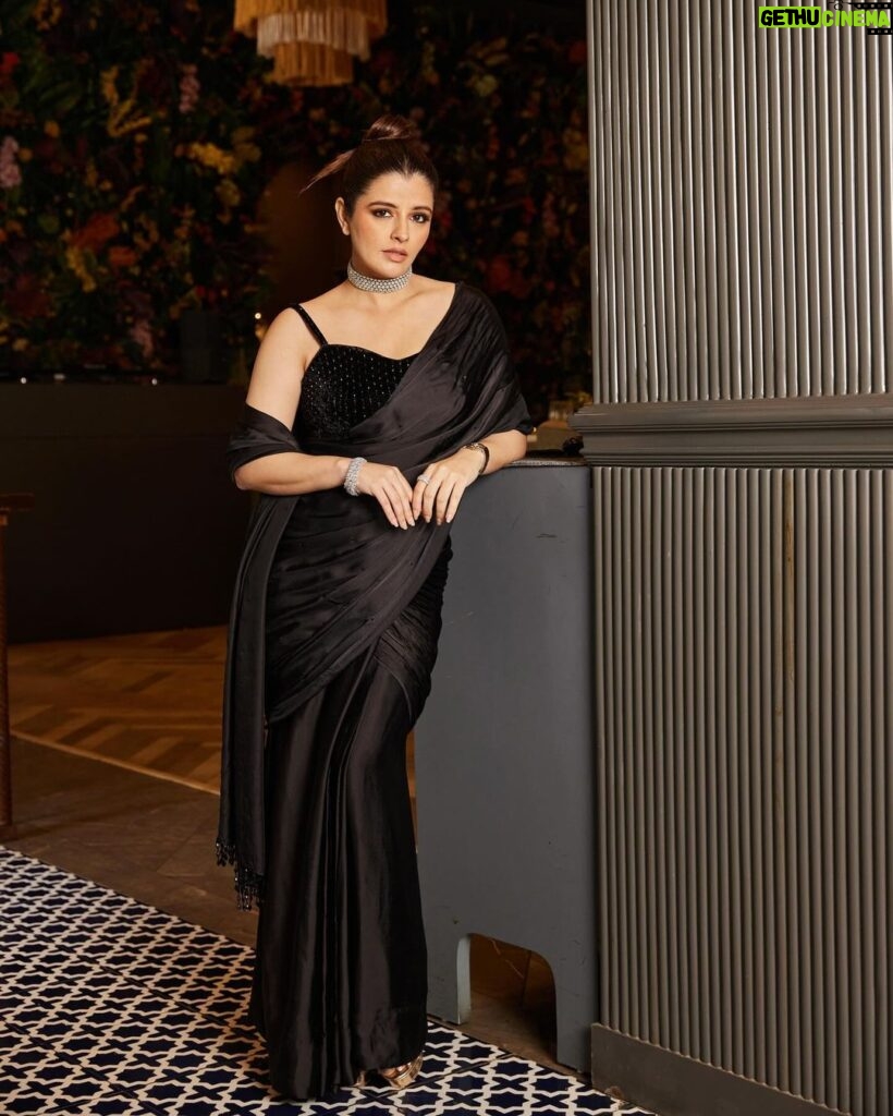 Natasha Luthra Instagram - There’s really nothing not to love about this @rimpleagrawalofficial black saree. 🖤 It hugs in all the right places giving you that elegant glam , without trying to hard . It’s one of those no brainer occasion wear that we all need. You must check this home-grown label that has premium Indo-Western couture that blends edgy and feminine styles. Jewelry @anayah_jewellery Glam @priyatodarwal Hair @saroj_hairstylist Shot by @nupuragarwal__ Location @ditas.mumbai @rainmakerconsults