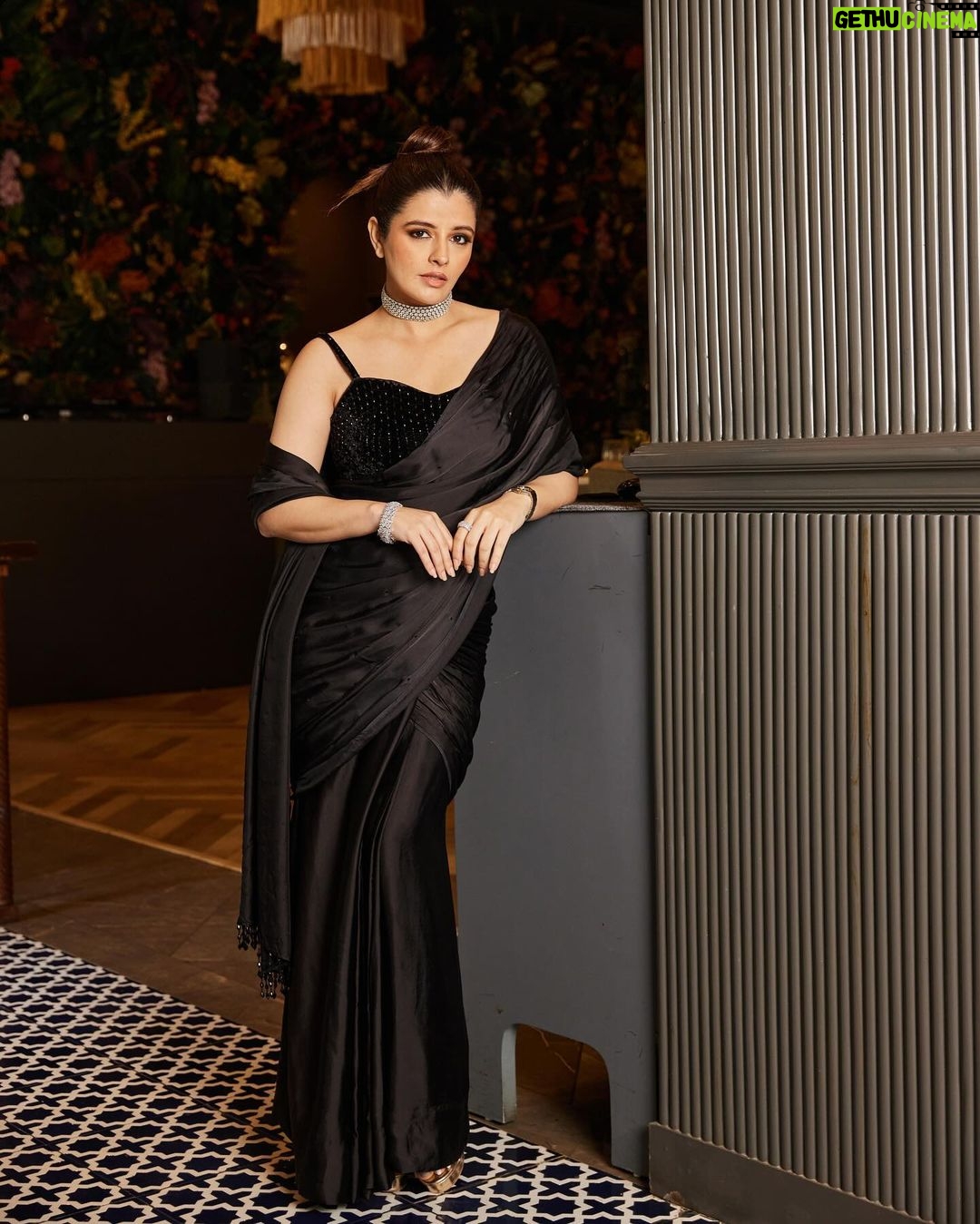 Natasha Luthra Instagram - There’s really nothing not to love about this @rimpleagrawalofficial black saree. 🖤 It hugs in all the right places giving you that elegant glam , without trying to hard . It’s one of those no brainer occasion wear that we all need. You must check this home-grown label that has premium Indo-Western couture that blends edgy and feminine styles. Jewelry @anayah_jewellery Glam @priyatodarwal Hair @saroj_hairstylist Shot by @nupuragarwal__ Location @ditas.mumbai @rainmakerconsults