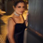 Natasha Luthra Instagram - There’s really nothing not to love about this @rimpleagrawalofficial black saree. 🖤 It hugs in all the right places giving you that elegant glam , without trying to hard . It’s one of those no brainer occasion wear that we all need. You must check this home-grown label that has premium Indo-Western couture that blends edgy and feminine styles. Jewelry @anayah_jewellery Glam @priyatodarwal Hair @saroj_hairstylist Shot by @nupuragarwal__ Location @ditas.mumbai @rainmakerconsults