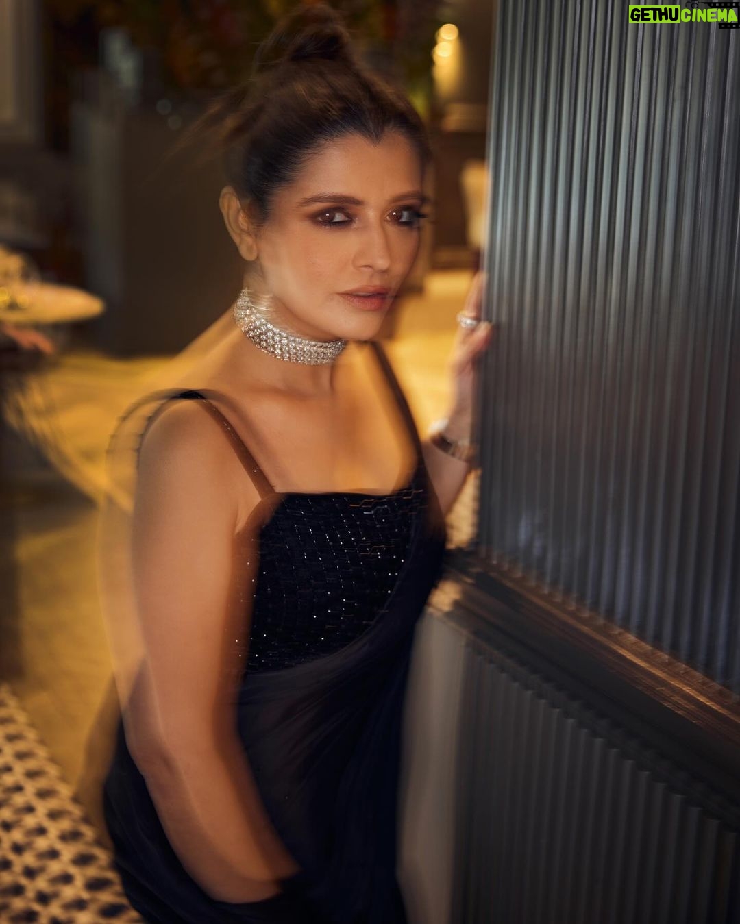 Natasha Luthra Instagram - There’s really nothing not to love about this @rimpleagrawalofficial black saree. 🖤 It hugs in all the right places giving you that elegant glam , without trying to hard . It’s one of those no brainer occasion wear that we all need. You must check this home-grown label that has premium Indo-Western couture that blends edgy and feminine styles. Jewelry @anayah_jewellery Glam @priyatodarwal Hair @saroj_hairstylist Shot by @nupuragarwal__ Location @ditas.mumbai @rainmakerconsults