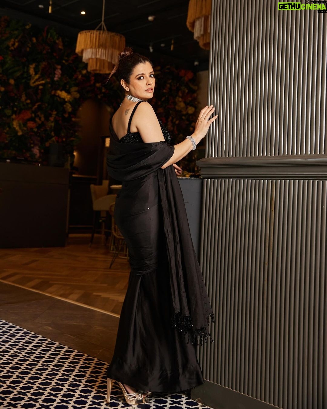 Natasha Luthra Instagram - There’s really nothing not to love about this @rimpleagrawalofficial black saree. 🖤 It hugs in all the right places giving you that elegant glam , without trying to hard . It’s one of those no brainer occasion wear that we all need. You must check this home-grown label that has premium Indo-Western couture that blends edgy and feminine styles. Jewelry @anayah_jewellery Glam @priyatodarwal Hair @saroj_hairstylist Shot by @nupuragarwal__ Location @ditas.mumbai @rainmakerconsults