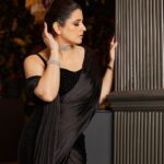 Natasha Luthra Instagram - There’s really nothing not to love about this @rimpleagrawalofficial black saree. 🖤 It hugs in all the right places giving you that elegant glam , without trying to hard . It’s one of those no brainer occasion wear that we all need. You must check this home-grown label that has premium Indo-Western couture that blends edgy and feminine styles. Jewelry @anayah_jewellery Glam @priyatodarwal Hair @saroj_hairstylist Shot by @nupuragarwal__ Location @ditas.mumbai @rainmakerconsults
