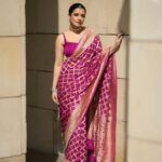 Natasha Luthra Instagram - Clearly in my Saree era 💜 Loved wearing this beautiful Khaddi Georgette Silk Saree by @jarierabanaras. Its sheer and lightweight texture drapes gracefully, making it a perfect choice for those who appreciate style and heritage. Jewelery @mortantra Glam @jagritiglammakeup Shot by @iris.filmss Hair @hairby_nitin