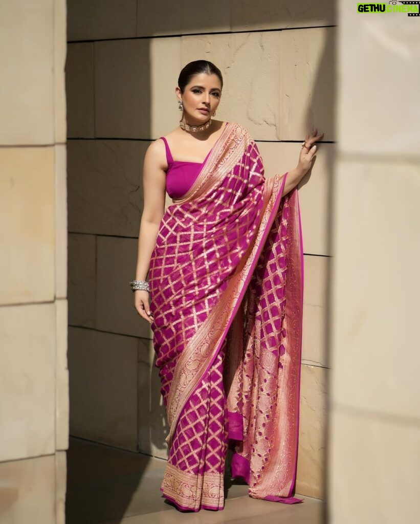 Natasha Luthra Instagram - Clearly in my Saree era 💜 Loved wearing this beautiful Khaddi Georgette Silk Saree by @jarierabanaras. Its sheer and lightweight texture drapes gracefully, making it a perfect choice for those who appreciate style and heritage. Jewelery @mortantra Glam @jagritiglammakeup Shot by @iris.filmss Hair @hairby_nitin