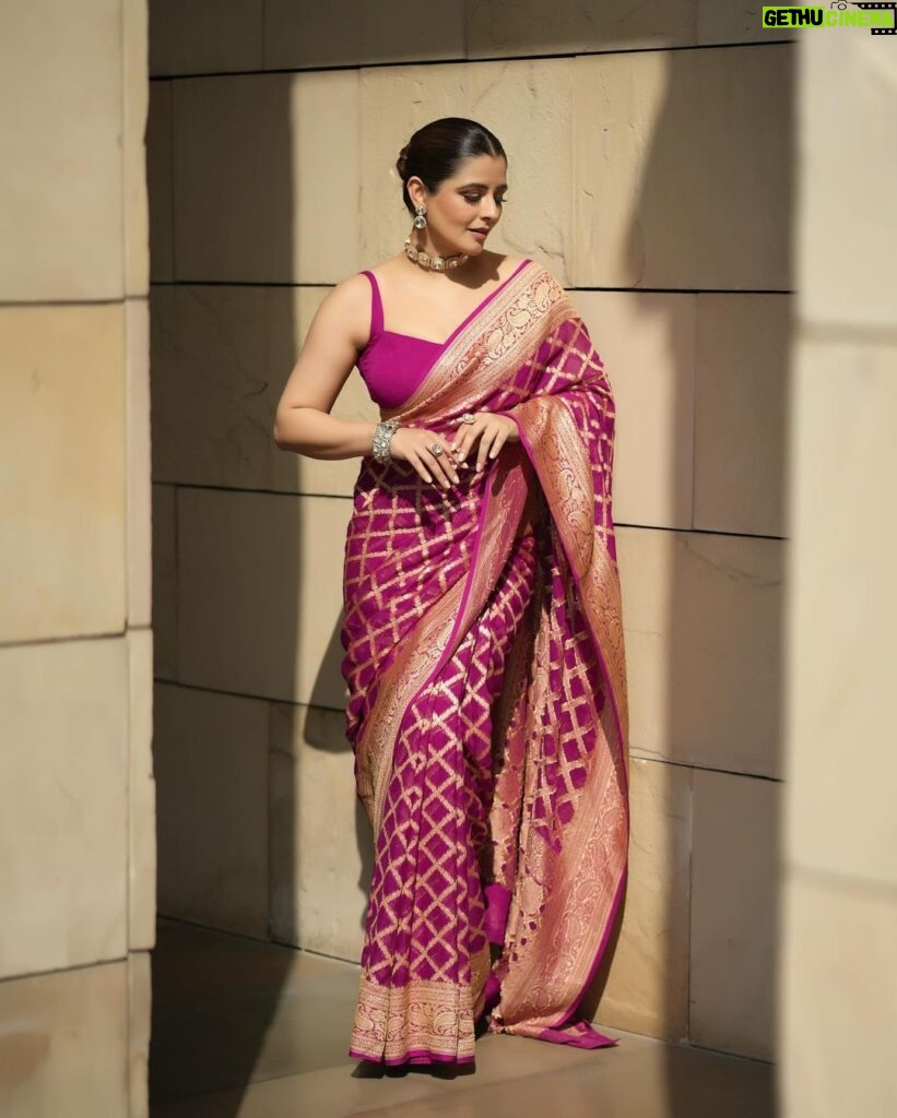 Natasha Luthra Instagram - Clearly in my Saree era 💜 Loved wearing this beautiful Khaddi Georgette Silk Saree by @jarierabanaras. Its sheer and lightweight texture drapes gracefully, making it a perfect choice for those who appreciate style and heritage. Jewelery @mortantra Glam @jagritiglammakeup Shot by @iris.filmss Hair @hairby_nitin