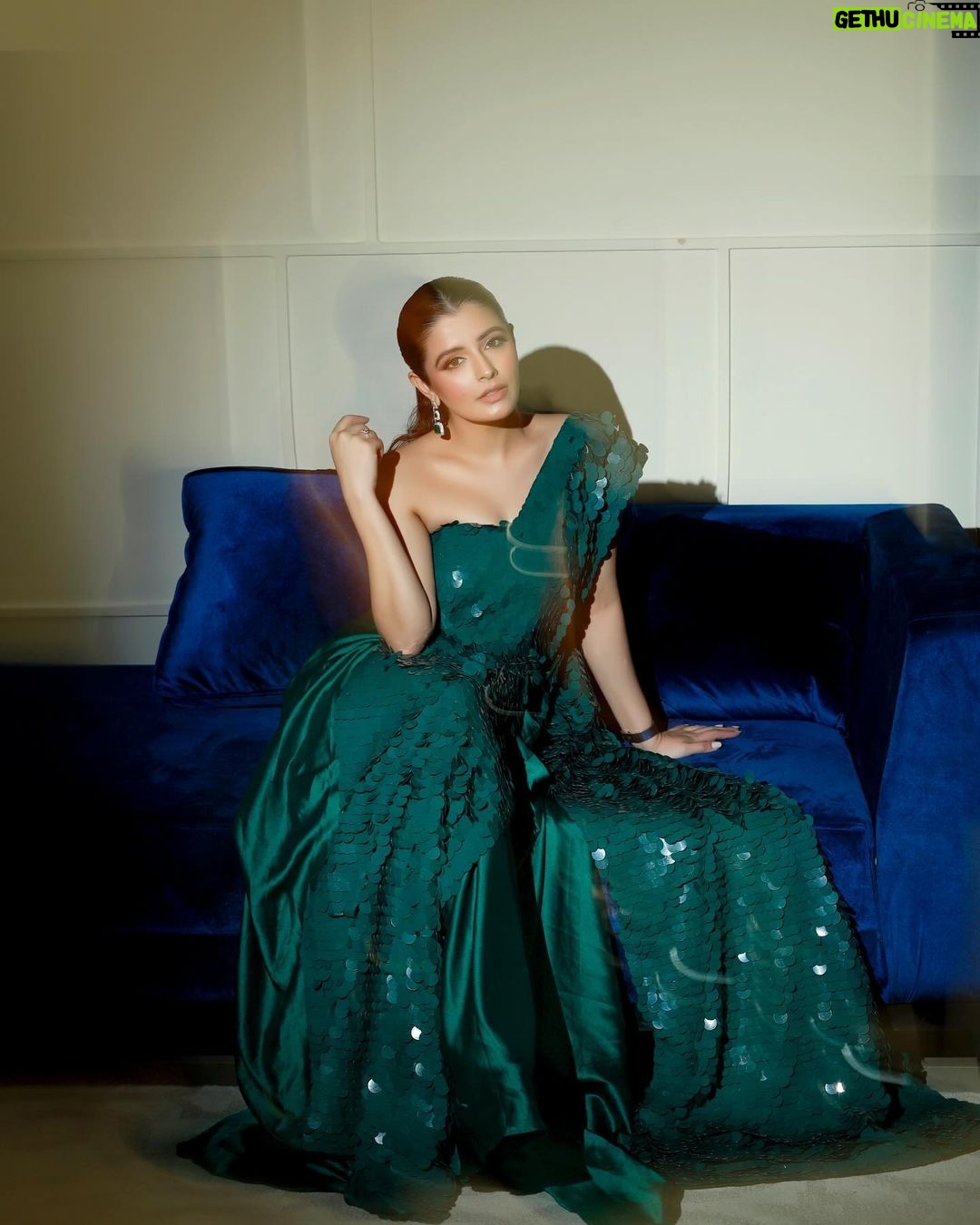 Natasha Luthra Instagram - @be.divalicious is back with a bang! Get this look for all your social & wedding duos with over 100 exhibitors! There’s festive wear, western attire, casual apparel, accessories, fine jewels, decor, gifting & edibles! Shop at - @be.divalicious Wearing - @studio22.in Accessories -@aquamarine_jewellery When- 25 & 26 October. Where- Palace Halls (A & B) NSCI Worli Time- 11.00 am to 7.00 pm Free entry & Valet Glam @jagritiglammakeup Hair @hairby_nitin Shot by @iris.filmss AD