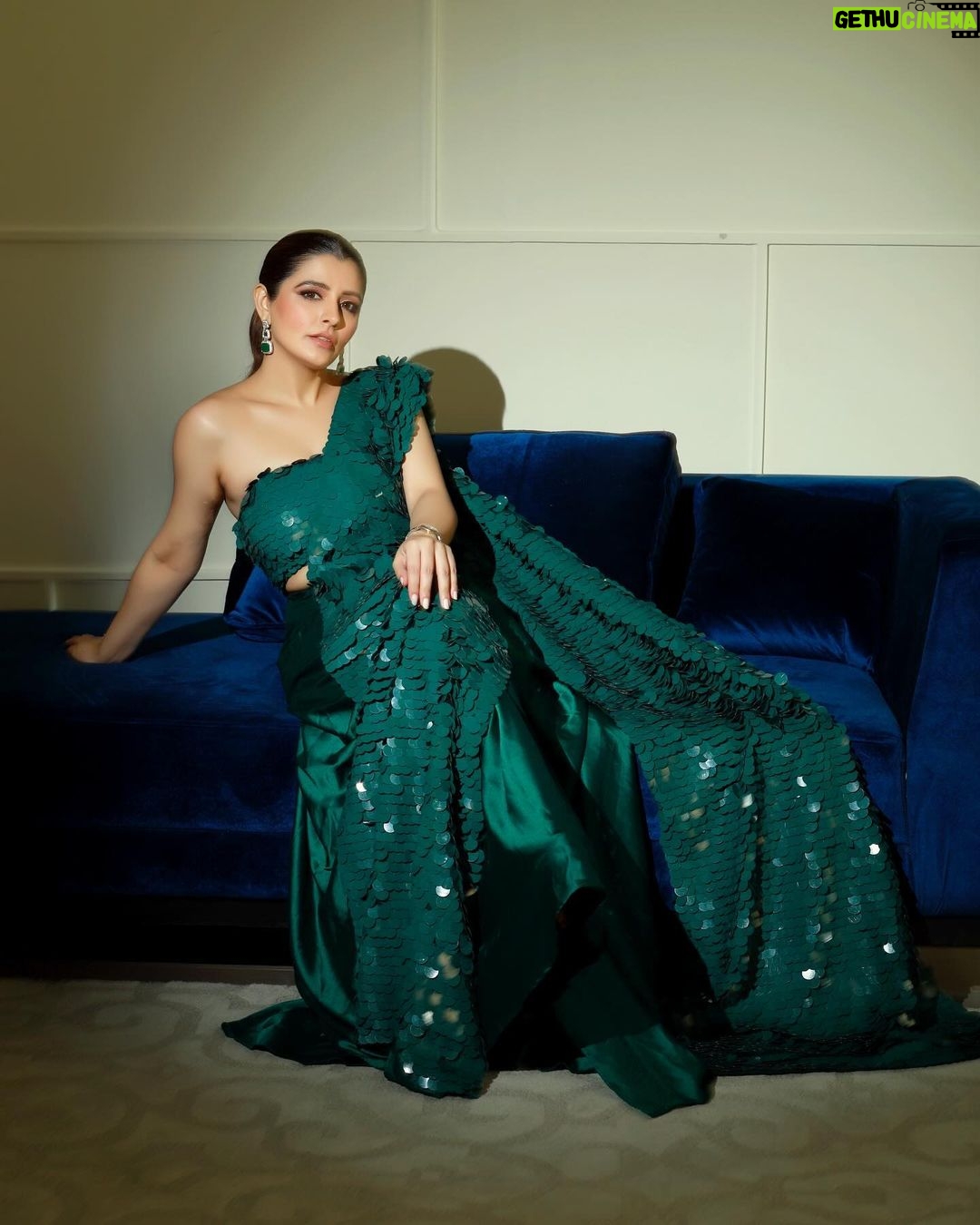 Natasha Luthra Instagram - @be.divalicious is back with a bang! Get this look for all your social & wedding duos with over 100 exhibitors! There’s festive wear, western attire, casual apparel, accessories, fine jewels, decor, gifting & edibles! Shop at - @be.divalicious Wearing - @studio22.in Accessories -@aquamarine_jewellery When- 25 & 26 October. Where- Palace Halls (A & B) NSCI Worli Time- 11.00 am to 7.00 pm Free entry & Valet Glam @jagritiglammakeup Hair @hairby_nitin Shot by @iris.filmss AD