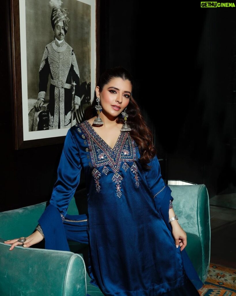 Natasha Luthra Instagram - Crushing on this color this festive season 💙 The new collection of @aarkeritukumar is stunning . It’s available in stores & online 🥰 Shot by @iris.filmss Hair @hairby_nitin #Aarkè #AarkèFW23