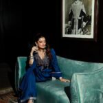 Natasha Luthra Instagram - Crushing on this color this festive season 💙 The new collection of @aarkeritukumar is stunning . It’s available in stores & online 🥰 Shot by @iris.filmss Hair @hairby_nitin #Aarkè #AarkèFW23