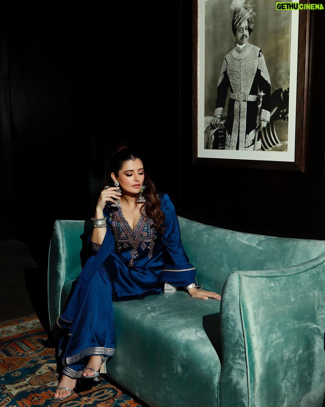 Natasha Luthra Instagram - Crushing on this color this festive season 💙 The new collection of @aarkeritukumar is stunning . It’s available in stores & online 🥰 Shot by @iris.filmss Hair @hairby_nitin #Aarkè #AarkèFW23