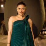 Natasha Luthra Instagram - Can’t get over this emerald @amitaggarwalofficial ❤️ Jewels @artjoules Glam by @pankhibhavnani