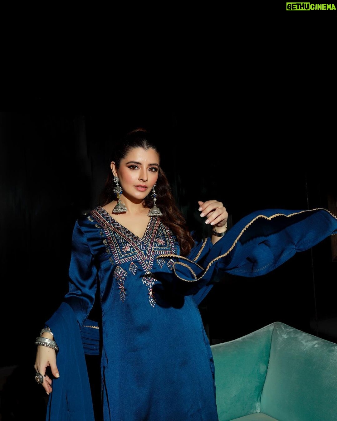 Natasha Luthra Instagram - Crushing on this color this festive season 💙 The new collection of @aarkeritukumar is stunning . It’s available in stores & online 🥰 Shot by @iris.filmss Hair @hairby_nitin #Aarkè #AarkèFW23