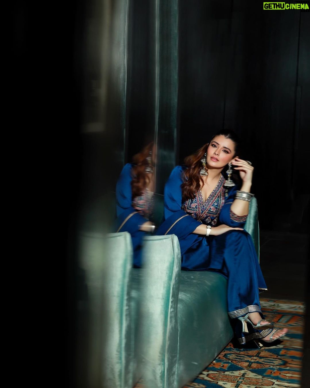 Natasha Luthra Instagram - Crushing on this color this festive season 💙 The new collection of @aarkeritukumar is stunning . It’s available in stores & online 🥰 Shot by @iris.filmss Hair @hairby_nitin #Aarkè #AarkèFW23