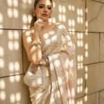 Natasha Luthra Instagram - There is nothing like an ivory saree ✨. In @faabiianaofficial for their @lakmefashionwk show ♥️ Jewels @k.k.jewels Bag @sheen_byharsheenarneja Shot by @banjaariii Glam @makeupby_shwetaaggarwal Location @thelodhidelhi Ad #chikankarisaree #lakmefashionweek