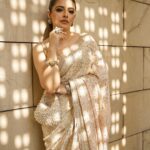 Natasha Luthra Instagram – There is nothing like an ivory saree ✨. In @faabiianaofficial for their @lakmefashionwk show ♥️
Jewels @k.k.jewels 
Bag @sheen_byharsheenarneja 
Shot by @banjaariii 
Glam @makeupby_shwetaaggarwal 
Location @thelodhidelhi

Ad #chikankarisaree #lakmefashionweek