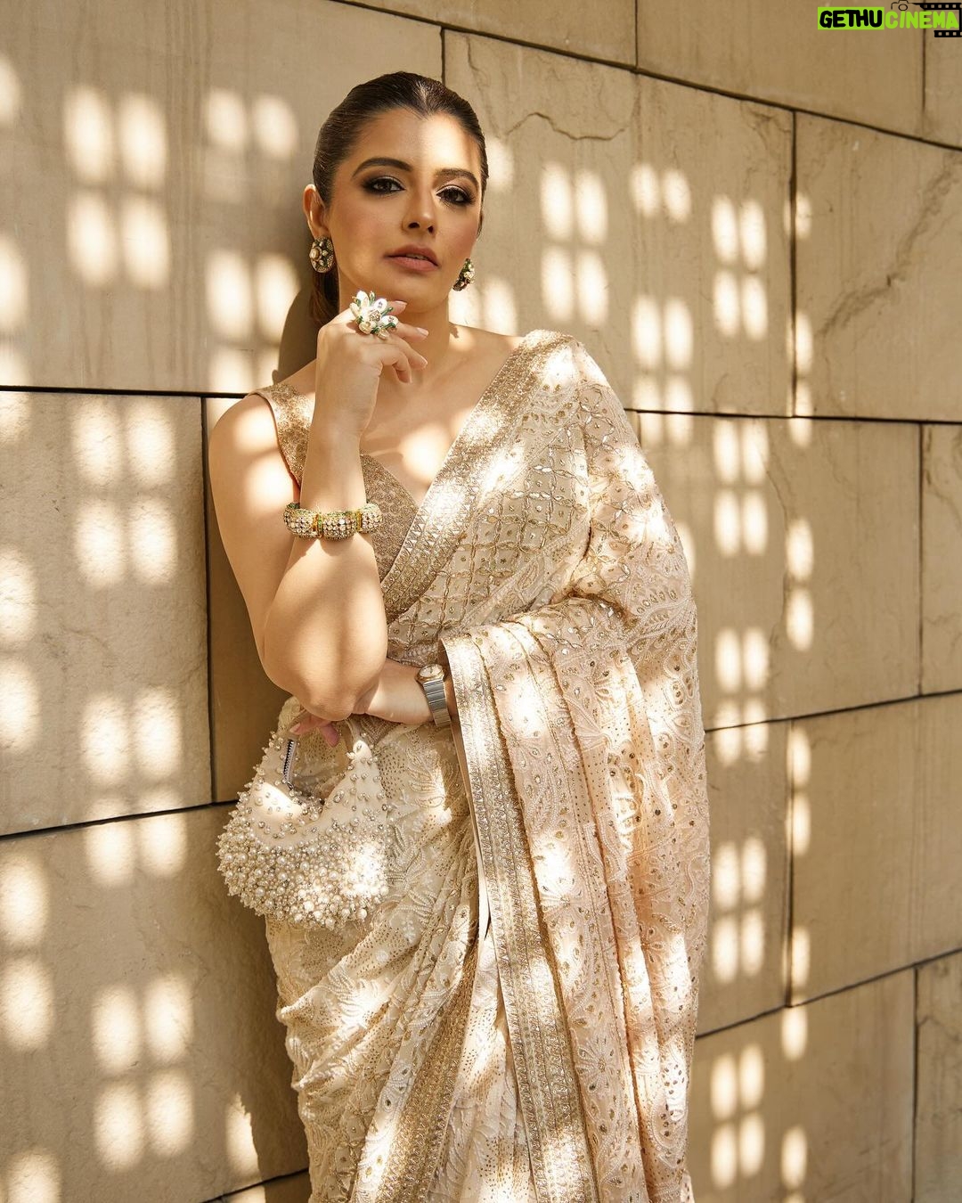 Natasha Luthra Instagram - There is nothing like an ivory saree ✨. In @faabiianaofficial for their @lakmefashionwk show ♥️ Jewels @k.k.jewels Bag @sheen_byharsheenarneja Shot by @banjaariii Glam @makeupby_shwetaaggarwal Location @thelodhidelhi Ad #chikankarisaree #lakmefashionweek