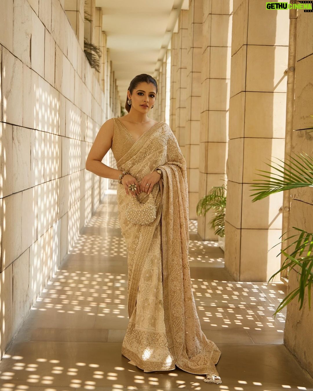 Natasha Luthra Instagram - There is nothing like an ivory saree ✨. In @faabiianaofficial for their @lakmefashionwk show ♥️ Jewels @k.k.jewels Bag @sheen_byharsheenarneja Shot by @banjaariii Glam @makeupby_shwetaaggarwal Location @thelodhidelhi Ad #chikankarisaree #lakmefashionweek