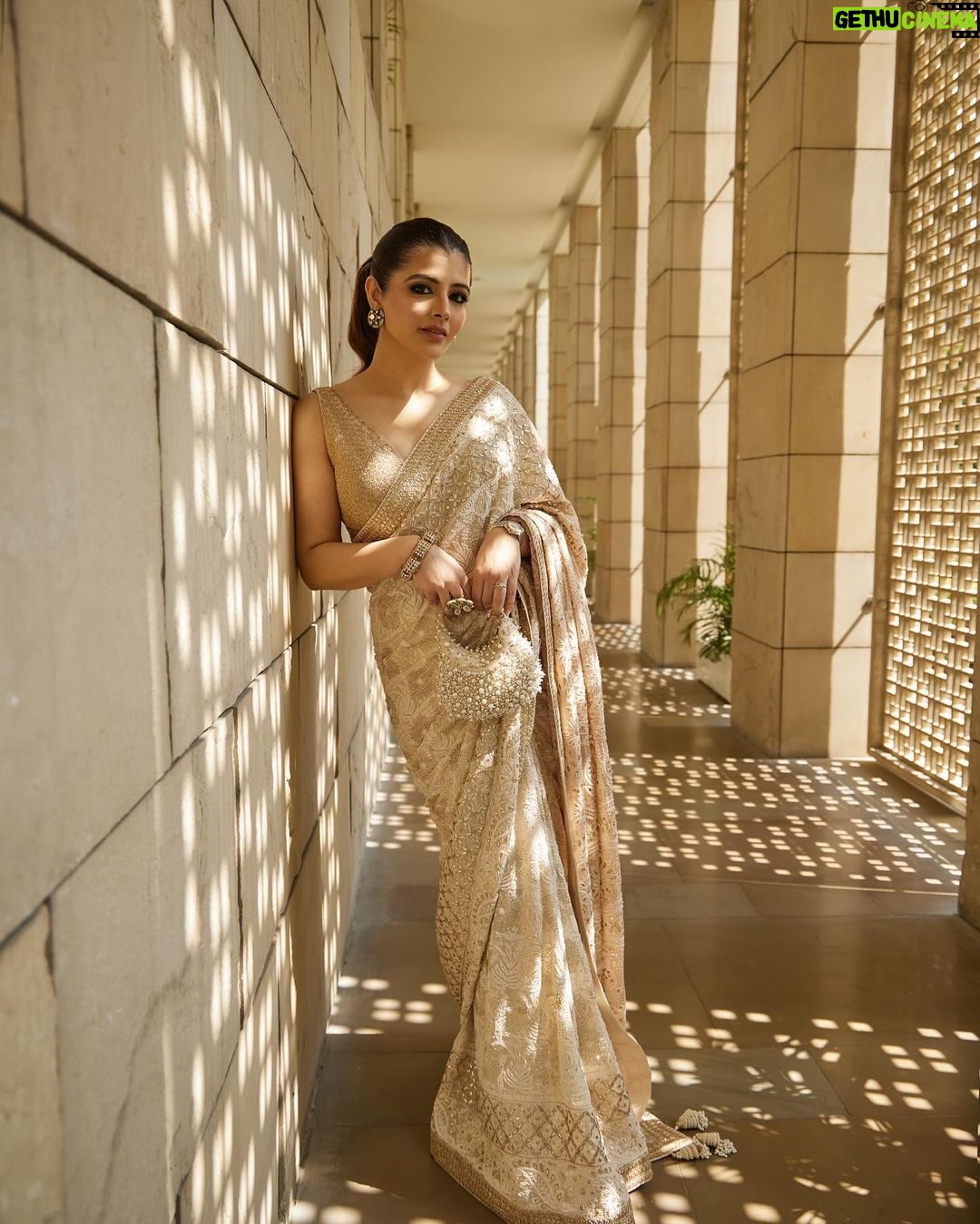Natasha Luthra Instagram - There is nothing like an ivory saree ✨. In @faabiianaofficial for their @lakmefashionwk show ♥️ Jewels @k.k.jewels Bag @sheen_byharsheenarneja Shot by @banjaariii Glam @makeupby_shwetaaggarwal Location @thelodhidelhi Ad #chikankarisaree #lakmefashionweek