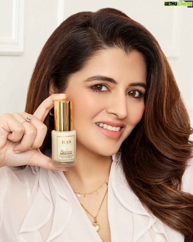 Natasha Luthra Instagram - I am so excited to share my @rasluxuryoils favourites this season! A brand that I’ve been using for years now, their 24k Gold Radiance Face Elixir is legendary! ✨💫 Join me as we celebrate the season with their #FestiveReadySale that starts tonight and goes on till the 19th of October. Psst, they’re giving away something special with every single order! Can’t decide what to get (I know, they have some amazing things and choosing can be tough!) Here’s what I suggest: Their 24k Gold Face Gel Serum Their Super Recharge Bakuchiol Night Cream Their elixir (of course!) and their vibrating face massager (a new favourite) I couldn’t pick just one! Sorry!☺️