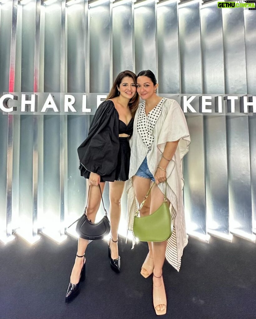 Natasha Luthra Instagram - Embracing the autumn vibes at the @charleskeithofficial collection Showcase 🍂✨ Now let's talk about the showstopper – the iconic Petra Bag! It's the IT bag of the season, and I can't get enough of it. A perfect statement piece to elevate your fall style! 🍁💼 #CHARLESKEITH_IN #charleskeithfw23 #ad
