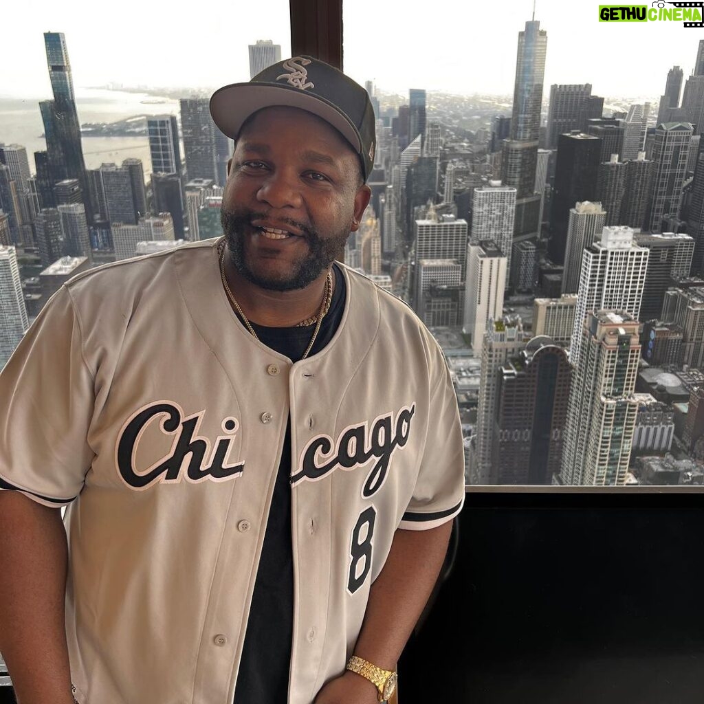 Nate Jackson Instagram - Fun fact: the John Hancock Tower 1,030ft tall. For reference the Space Needle is 605ft. One more fun fact: This is wayyyyy in TF up too high. Clouds we’re going by BELOW me. Chicago Downtown