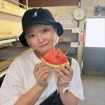 Natsumi Maki Instagram - 小さい頃からお世話になってる 八百屋さんに久々に行って、 採れたてトマト、枝豆、とうもろこし買ってきたー🤍🤍 ここのはびっくりするくらいめちゃくちゃ美味しいの！！！！！ トマトも甘すぎてびびる！！！！ 包んでもらってる間にスイカくれたぁ〜🍉 今年初スイカ🍉 #natsupoi #なつぽい #初スイカ