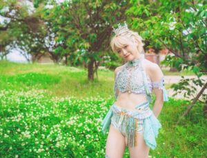 Natsumi Maki Instagram - なつぽいプロレスデビュー8周年🎊

まさか自分がこんなにプロレスを続けてるなんて思ってもいなかった。

そしてこんなにプロレスが大好きになるとも思っていなかった。

リングでは、
好きな自分になれて、好きな人生を生きれて、好きに走り回れる。
時には逃げ出したくなるような事もあったり、本気で怒ったり、泣いたり、泣いたり、泣いたり(笑)泣いてばっかやん！って言われちゃうかもだけどww

それ以上に嬉しい気持ちになったり、幸せだなーって感じる事があったり、達成感や、爽快感、責任感、普通に生きてるだけじゃ感じられない気持ちにたくさんさせられる。

だから、辞められないんだよね🌟

ぽい族のつぶやきを見るのも族長の楽しみの一つ。
エゴサーチが日課みたいになってて、それもとても幸せで。😌

色んな意見を目にするし、もちろん悪い言葉もあるけど、私はぽい族の暖かい言葉が一つあることでもう十分なんだ。
それがプロレスを続ける理由になるし、リングで戦う活力になるんだ。

いつも味方でいてくれて、
支えてくれて本当にありがとう。

ぽい族のみんなにも、推してて幸せ。って思ってもらえるように、これからも全力でがんばる。

9年目も一緒に突っ走って、笑って、泣いて、
めっちゃ青春しようっ🌟🌟🌟

これからもずっとよろしくね。

#なつぽい #なつぽい革命 #natsupoi #デビュー記念日