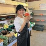 Natsumi Maki Instagram - 小さい頃からお世話になってる 八百屋さんに久々に行って、 採れたてトマト、枝豆、とうもろこし買ってきたー🤍🤍 ここのはびっくりするくらいめちゃくちゃ美味しいの！！！！！ トマトも甘すぎてびびる！！！！ 包んでもらってる間にスイカくれたぁ〜🍉 今年初スイカ🍉 #natsupoi #なつぽい #初スイカ