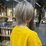 Natsumi Maki Instagram - インスタに載せてなかった〜 ニューカラー🤍 今はすでに少し色落ちしてるけど。 カットカラーは安定の @hitoshi0825 さん🌟 ぽい族の方も来てくれてるみたいね✨聞いてるよん♪ 最近はサオリも通ってるww #ウルフカット #ウルフボブ #ボブウルフ #ホワイトグレージュ #ハイトーン #ハイトーンウルフ