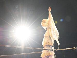 Natsumi Maki Instagram - なつぽいプロレスデビュー8周年🎊

まさか自分がこんなにプロレスを続けてるなんて思ってもいなかった。

そしてこんなにプロレスが大好きになるとも思っていなかった。

リングでは、
好きな自分になれて、好きな人生を生きれて、好きに走り回れる。
時には逃げ出したくなるような事もあったり、本気で怒ったり、泣いたり、泣いたり、泣いたり(笑)泣いてばっかやん！って言われちゃうかもだけどww

それ以上に嬉しい気持ちになったり、幸せだなーって感じる事があったり、達成感や、爽快感、責任感、普通に生きてるだけじゃ感じられない気持ちにたくさんさせられる。

だから、辞められないんだよね🌟

ぽい族のつぶやきを見るのも族長の楽しみの一つ。
エゴサーチが日課みたいになってて、それもとても幸せで。😌

色んな意見を目にするし、もちろん悪い言葉もあるけど、私はぽい族の暖かい言葉が一つあることでもう十分なんだ。
それがプロレスを続ける理由になるし、リングで戦う活力になるんだ。

いつも味方でいてくれて、
支えてくれて本当にありがとう。

ぽい族のみんなにも、推してて幸せ。って思ってもらえるように、これからも全力でがんばる。

9年目も一緒に突っ走って、笑って、泣いて、
めっちゃ青春しようっ🌟🌟🌟

これからもずっとよろしくね。

#なつぽい #なつぽい革命 #natsupoi #デビュー記念日