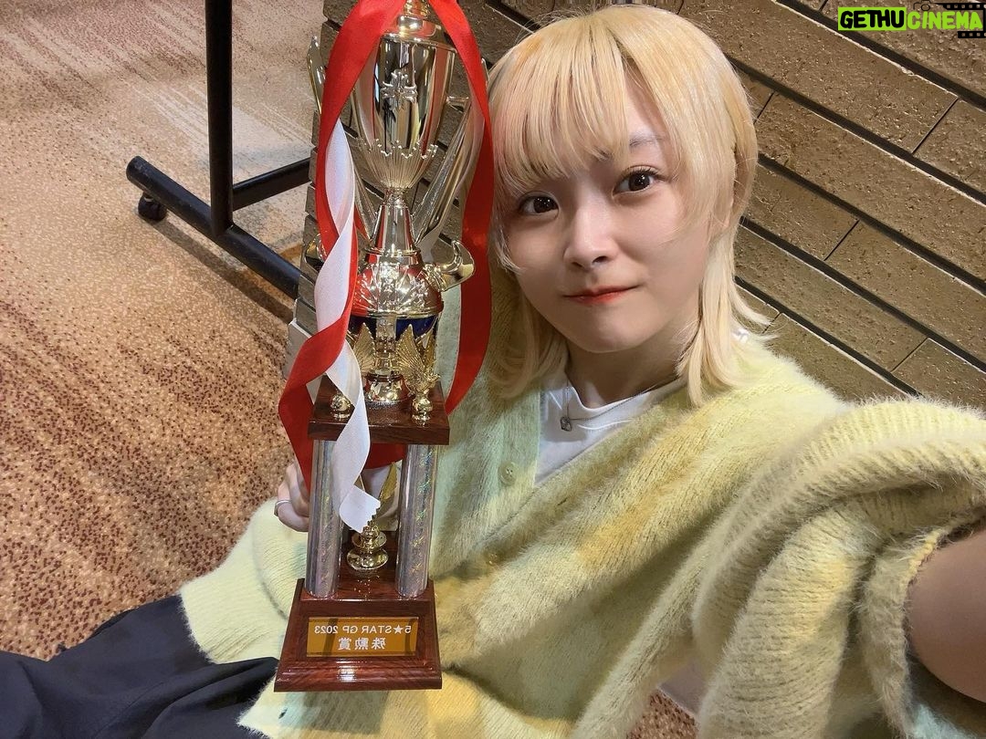 Natsumi Maki Instagram - むふふふふ🤭✨ これみるたびに、この夏を振り返る。 突っ走って、楽しかったなぁ〜 辛い中頑張ってたんだねって言われるけど、全く辛いっておもわなかった。 目の前のことに夢中になるって本当に楽しい! 私は、そういう方が向いてる。 生きがいややりがいを感じれる🌟 だから、ただただ楽しかった!!! ぽい族も、ぽい族以外のお客様も、どんどん前のめりになっていく感じ。 たまんないね!!! #ウルフカット #ウルフ女子 #金髪ボブ #なつぽい #natsupoi