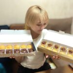Natsumi Maki Instagram - 久々に大阪の幼なじみ達みーんなで集まった🌟 小学生ぶりくらい😆 みんな大人になってたぁ〜 写真はプチシュークリームとぽい。 #natsupoi #なつぽい