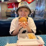 Natsumi Maki Instagram - 家族でユニバ🌟 父だけお留守番ww 母、姉、ぽいで楽しんだ〜🎡✨ 今度は父も一緒に！ でも多分ユニバとかはイイやって言う〜笑笑 #natsupoi #なつぽい #ユニバコーデ