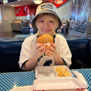 Natsumi Maki Instagram - 家族でユニバ🌟
父だけお留守番ww

母、姉、ぽいで楽しんだ〜🎡✨
今度は父も一緒に！
でも多分ユニバとかはイイやって言う〜笑笑

#natsupoi #なつぽい #ユニバコーデ