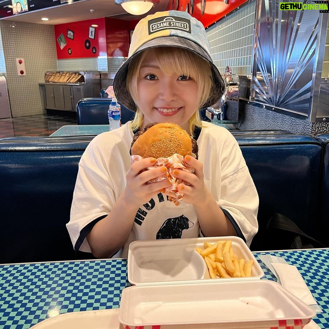 Natsumi Maki - 6.2K Likes - 家族でユニバ🌟
父だけお留守番ww
母、姉、ぽいで楽しんだ〜🎡✨
今度は父も一緒に!
でも多分ユニバとかはイイやって言う〜笑笑
#natsupoi #なつぽい #ユニバコーデ