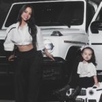 Natti Natasha Instagram - Mientras sigo logrando todas las cosas que he soñado en la vida , siendo todo lo que quiero ser , Me aseguro de tener junto a mi, la mejor compañía que papá Dios me pudo dar, La manejadora de mi Vida y de mi corazón @queenvidaisabelle 💖 los AMAMOS !!!!!