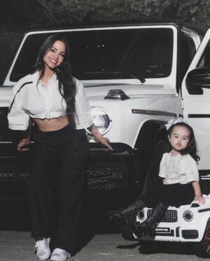 Natti Natasha Instagram - Mientras sigo logrando todas las cosas que he soñado en la vida , siendo todo lo que quiero ser ,
Me aseguro de tener junto a mi, la mejor compañía que papá Dios me pudo dar,
La manejadora de mi Vida y de mi corazón @queenvidaisabelle 💖 los AMAMOS !!!!!