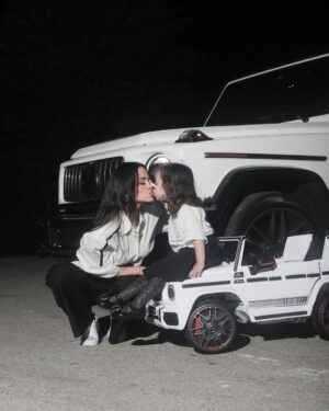 Natti Natasha Instagram - Mientras sigo logrando todas las cosas que he soñado en la vida , siendo todo lo que quiero ser ,
Me aseguro de tener junto a mi, la mejor compañía que papá Dios me pudo dar,
La manejadora de mi Vida y de mi corazón @queenvidaisabelle 💖 los AMAMOS !!!!!
