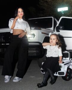 Natti Natasha Instagram - Mientras sigo logrando todas las cosas que he soñado en la vida , siendo todo lo que quiero ser , Me aseguro de tener junto a mi, la mejor compañía que papá Dios me pudo dar, La manejadora de mi Vida y de mi corazón @queenvidaisabelle 💖 los AMAMOS !!!!!