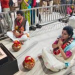 Navaneet Kaur Instagram – करोडो भाविकांचे श्रद्धास्थान असणाऱ्या श्री क्षेत्र उज्जैन स्थित प्रभू श्री महाकाल च्या दरबारात हनुमान चालीसा चॅरिटेबल ट्रस्ट च्या वतीने भव्य शिव_हनुमान भक्तीचा जागर,हजारो भाविक भक्त उपस्थित महाकाल मंदिरात कलशपुजन,अभिषेक, महाआरती करून कलश ची केली स्थापना