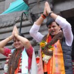 Navaneet Kaur Instagram – करोडो भाविकांचे श्रद्धास्थान असणाऱ्या श्री क्षेत्र उज्जैन स्थित प्रभू श्री महाकाल च्या दरबारात हनुमान चालीसा चॅरिटेबल ट्रस्ट च्या वतीने भव्य शिव_हनुमान भक्तीचा जागर,हजारो भाविक भक्त उपस्थित महाकाल मंदिरात कलशपुजन,अभिषेक, महाआरती करून कलश ची केली स्थापना