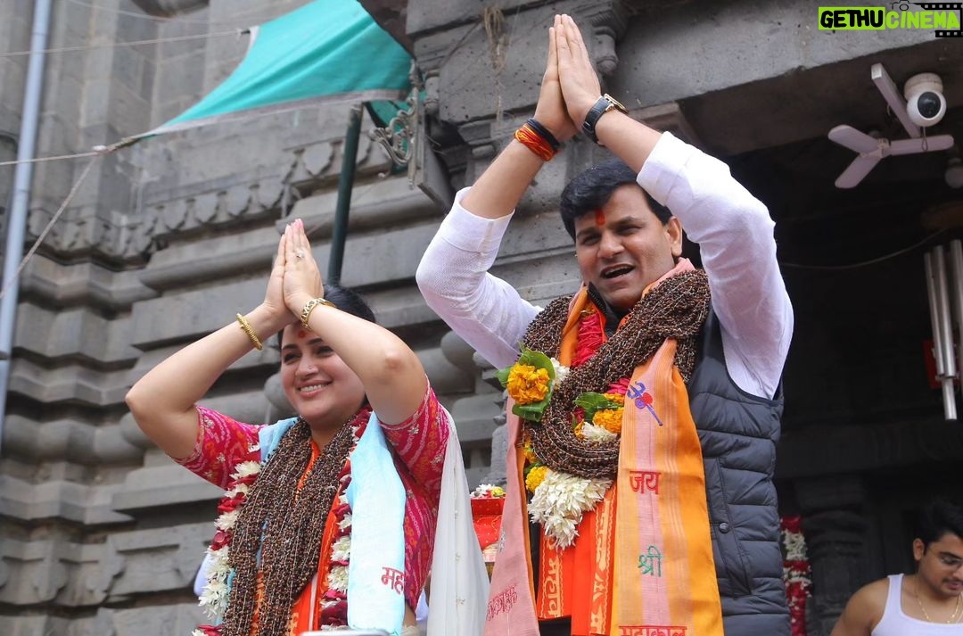 Navaneet Kaur Instagram - करोडो भाविकांचे श्रद्धास्थान असणाऱ्या श्री क्षेत्र उज्जैन स्थित प्रभू श्री महाकाल च्या दरबारात हनुमान चालीसा चॅरिटेबल ट्रस्ट च्या वतीने भव्य शिव_हनुमान भक्तीचा जागर,हजारो भाविक भक्त उपस्थित महाकाल मंदिरात कलशपुजन,अभिषेक, महाआरती करून कलश ची केली स्थापना