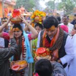 Navaneet Kaur Instagram – करोडो भाविकांचे श्रद्धास्थान असणाऱ्या श्री क्षेत्र उज्जैन स्थित प्रभू श्री महाकाल च्या दरबारात हनुमान चालीसा चॅरिटेबल ट्रस्ट च्या वतीने भव्य शिव_हनुमान भक्तीचा जागर,हजारो भाविक भक्त उपस्थित महाकाल मंदिरात कलशपुजन,अभिषेक, महाआरती करून कलश ची केली स्थापना