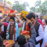 Navaneet Kaur Instagram - करोडो भाविकांचे श्रद्धास्थान असणाऱ्या श्री क्षेत्र उज्जैन स्थित प्रभू श्री महाकाल च्या दरबारात हनुमान चालीसा चॅरिटेबल ट्रस्ट च्या वतीने भव्य शिव_हनुमान भक्तीचा जागर,हजारो भाविक भक्त उपस्थित महाकाल मंदिरात कलशपुजन,अभिषेक, महाआरती करून कलश ची केली स्थापना