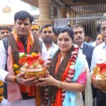 Navaneet Kaur Instagram - करोडो भाविकांचे श्रद्धास्थान असणाऱ्या श्री क्षेत्र उज्जैन स्थित प्रभू श्री महाकाल च्या दरबारात हनुमान चालीसा चॅरिटेबल ट्रस्ट च्या वतीने भव्य शिव_हनुमान भक्तीचा जागर,हजारो भाविक भक्त उपस्थित महाकाल मंदिरात कलशपुजन,अभिषेक, महाआरती करून कलश ची केली स्थापना
